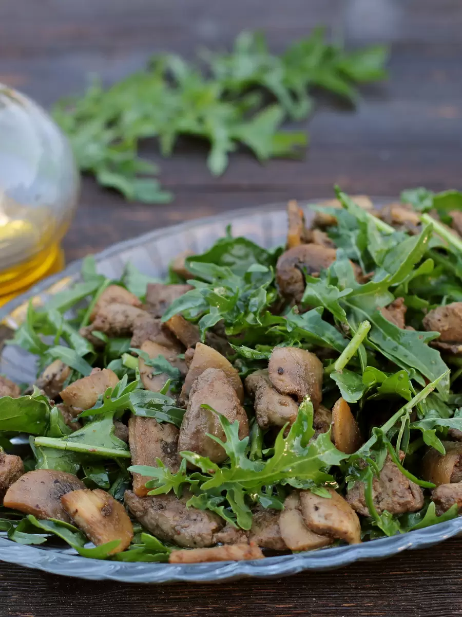 Нежный салат с куриной печенью и рукколой: быстро и вкусно