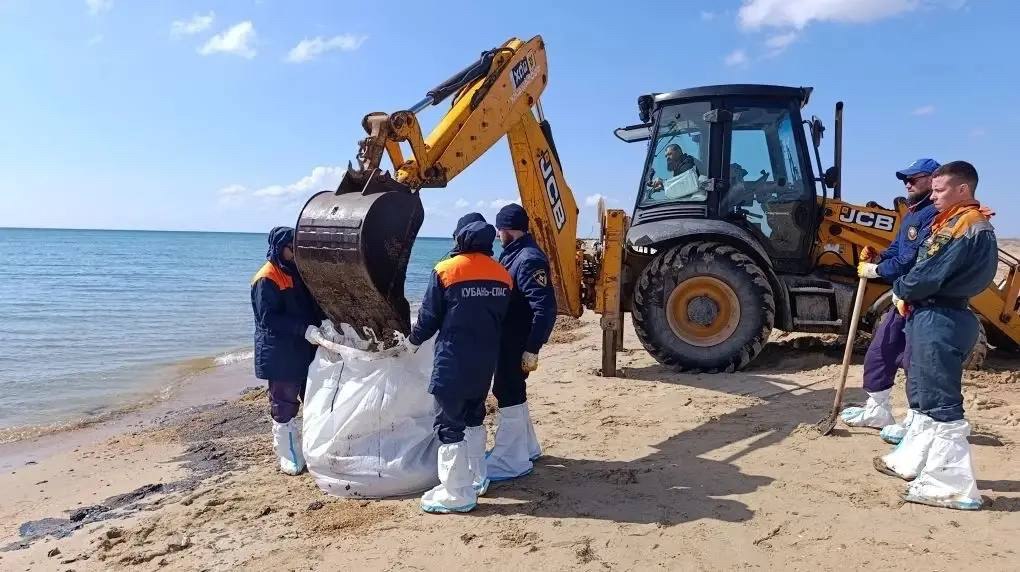В Витязево собрали более тысячи мешков грунта с мазутом