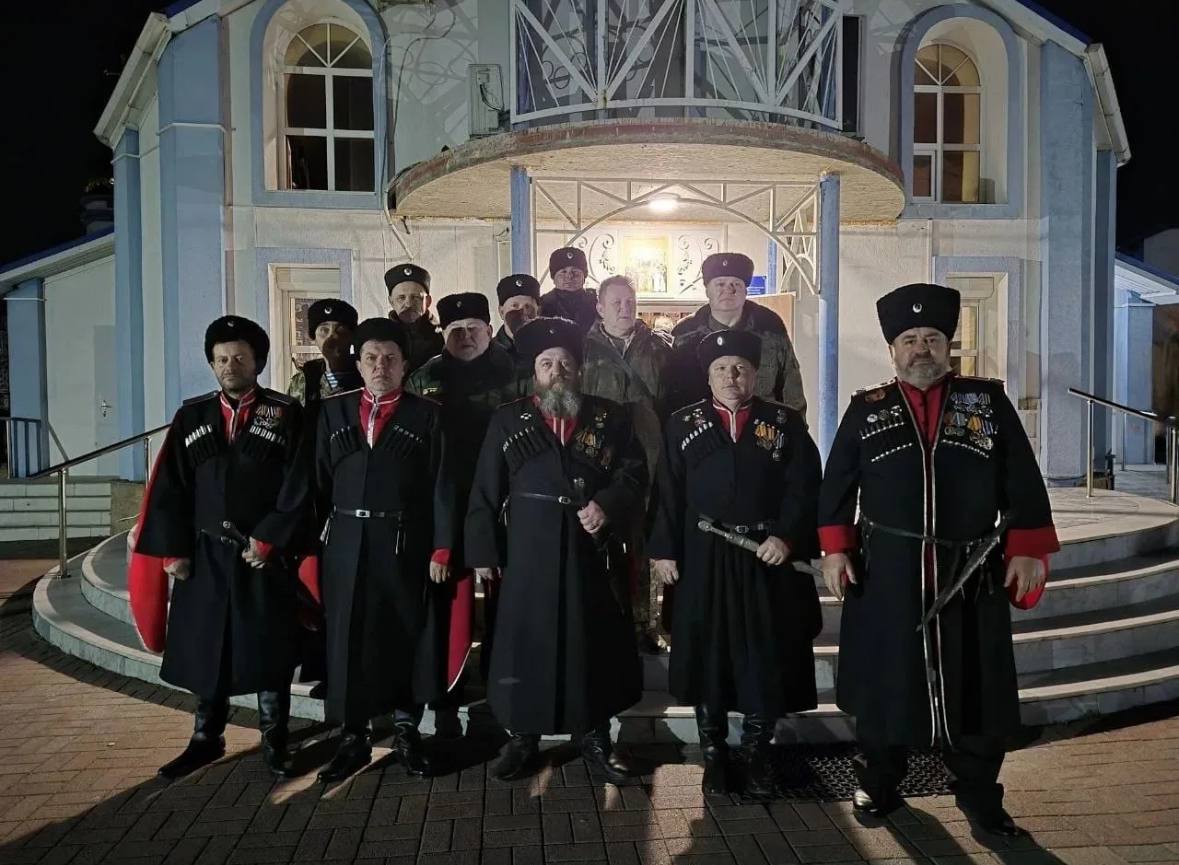 Более ста казаков обеспечивали безопасность и правопорядок на территории храмов Новороссийска в пасхальную ночь Более ста казаков обеспечивали безопасность и правопорядок на территории храмов Новороссийска в пасхальную ночь