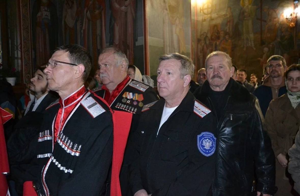 Более ста казаков обеспечивали безопасность и правопорядок на территории храмов Новороссийска в пасхальную ночь Более ста казаков обеспечивали безопасность и правопорядок на территории храмов Новороссийска в пасхальную ночь