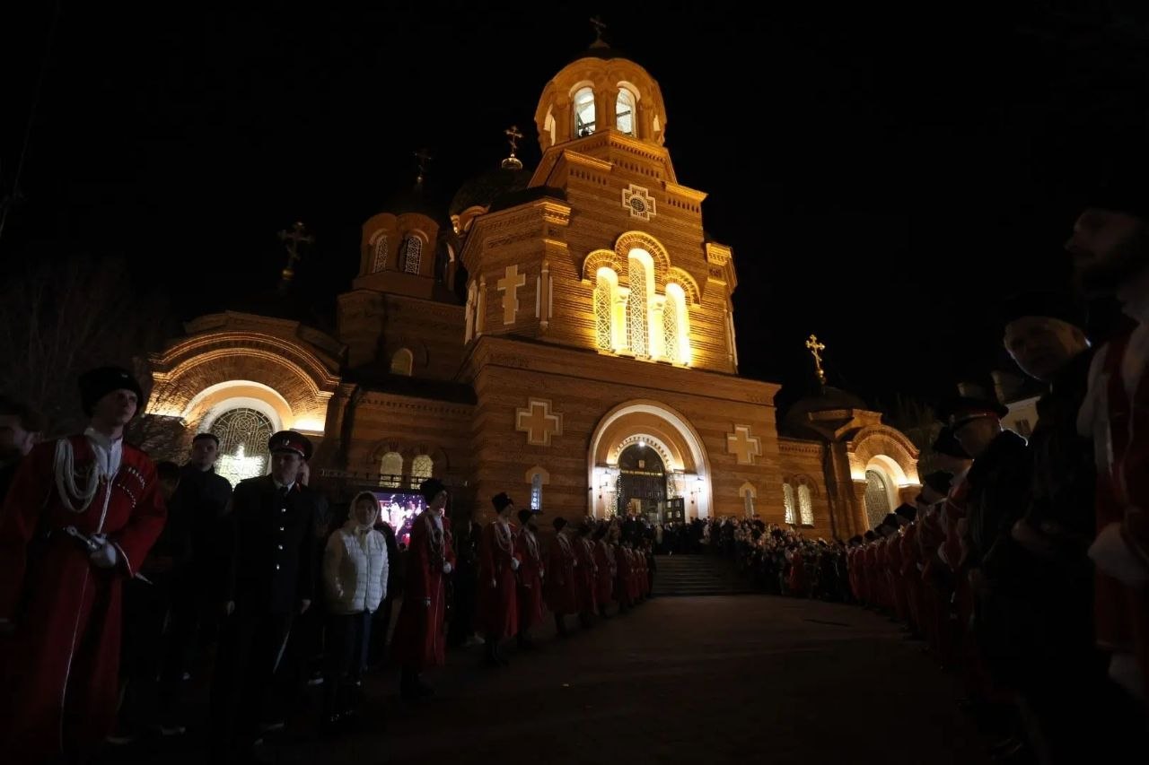 Вениамин Кондратьев принимает участие в торжественном богослужении в честь Светлой Пасхи Вениамин Кондратьев принимает участие в торжественном богослужении в честь Светлой Пасхи