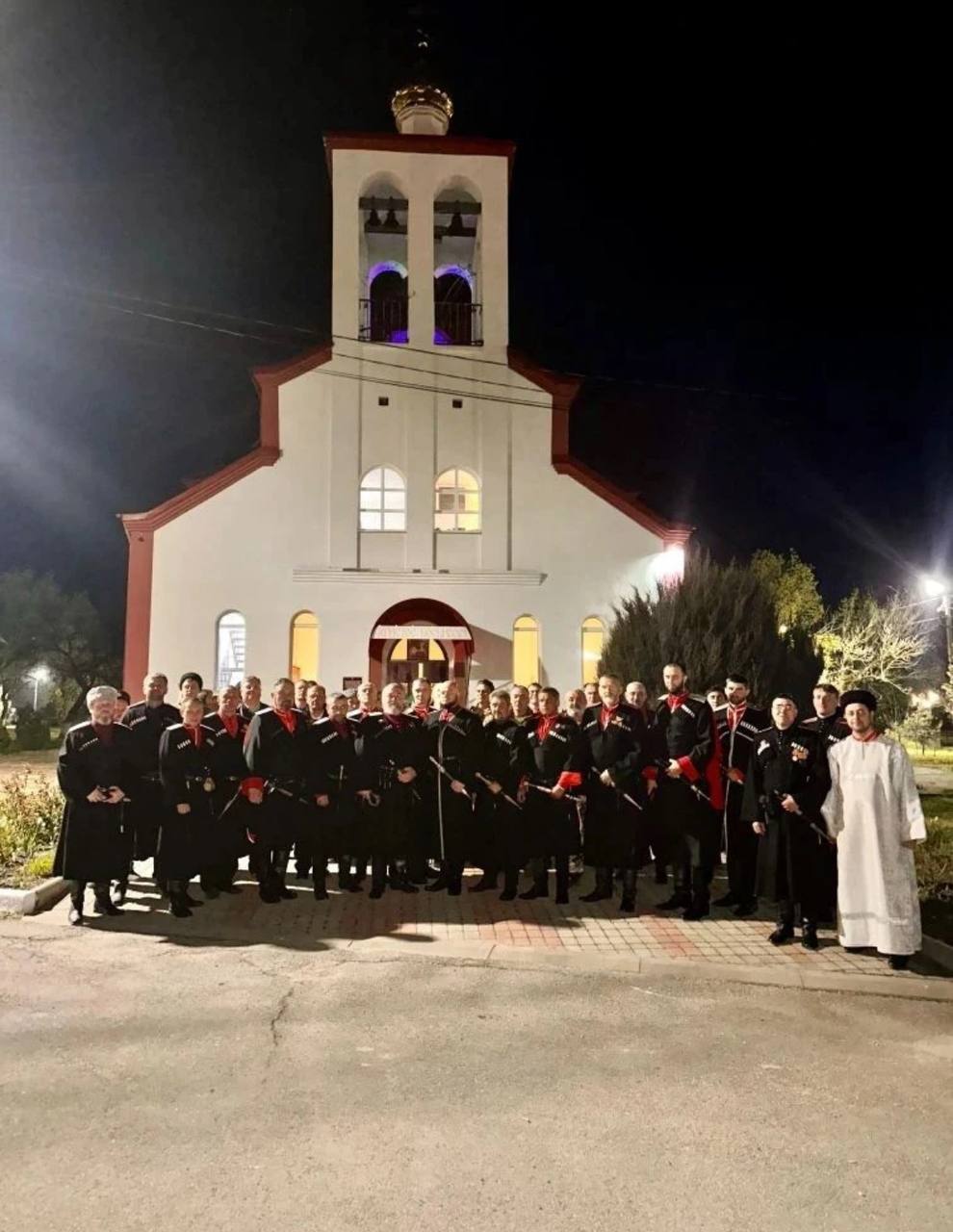 Более ста казаков обеспечивали безопасность и правопорядок на территории храмов Новороссийска в пасхальную ночь Более ста казаков обеспечивали безопасность и правопорядок на территории храмов Новороссийска в пасхальную ночь