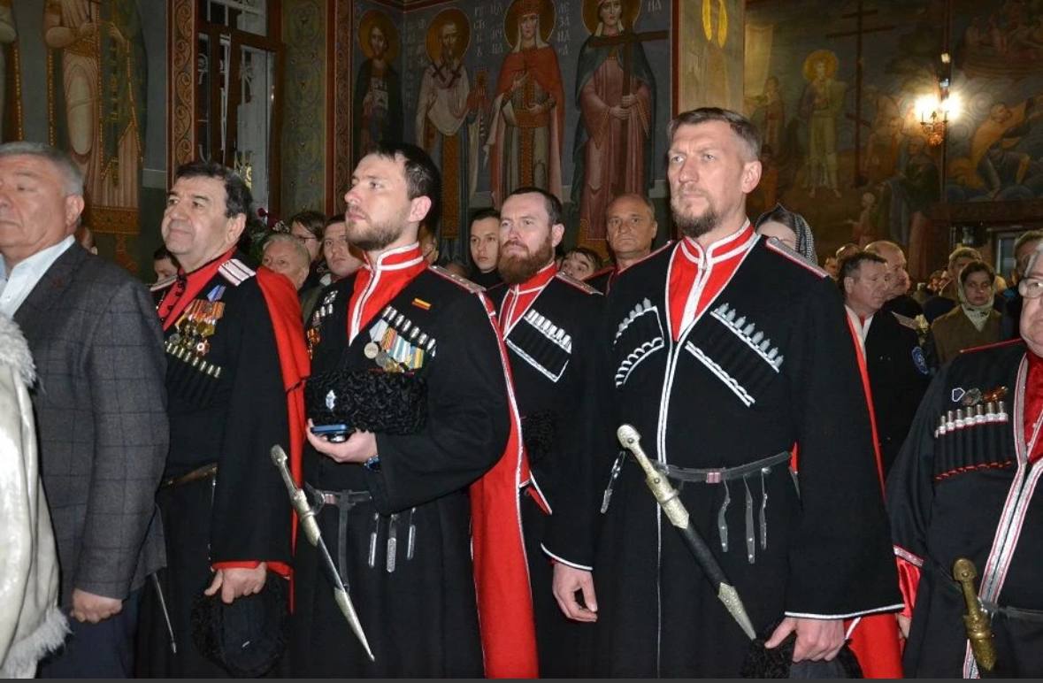 Более ста казаков обеспечивали безопасность и правопорядок на территории храмов Новороссийска в пасхальную ночь Более ста казаков обеспечивали безопасность и правопорядок на территории храмов Новороссийска в пасхальную ночь