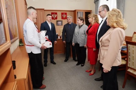 Елена Воробьева приняла участие во Всероссийской акции «Красная гвоздика»