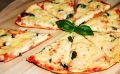 Экспресс-пицца за 5 минут: простой домашний рецепт без дрожжей и духовки, который спасёт ужин