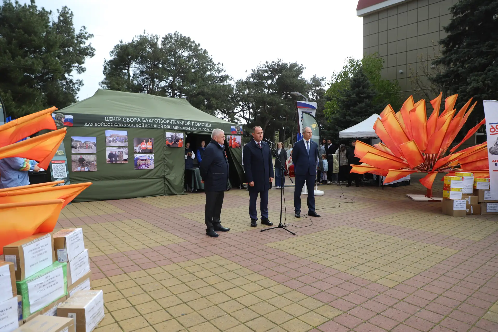 В Геленджике открылся пункт приёма гуманитарной помощи для бойцов СВО В Геленджике открылся пункт приёма гуманитарной помощи для бойцов СВО