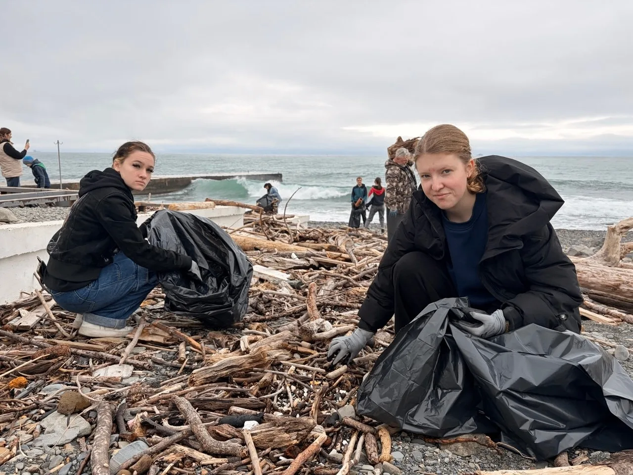 Субботник, согревший в пасмурный день: активисты из Абрау-Дюрсо и Новороссийска очистили морской берег от мусора Субботник, согревший в пасмурный день: активисты из Абрау-Дюрсо и Новороссийска очистили морской берег от мусора