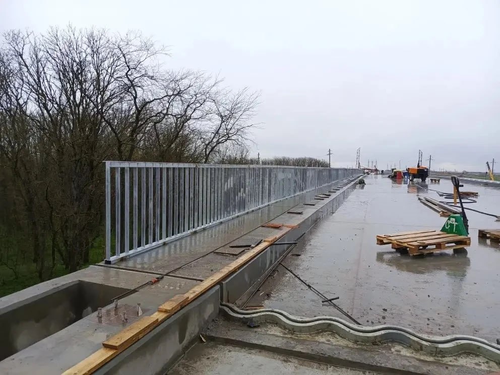 На трассе Краснодар – Ейск в районе станицы Староминской завершили основные работы на путепроводе через железную дорогу На трассе Краснодар – Ейск в районе станицы Староминской завершили основные работы на путепроводе через железную дорогу