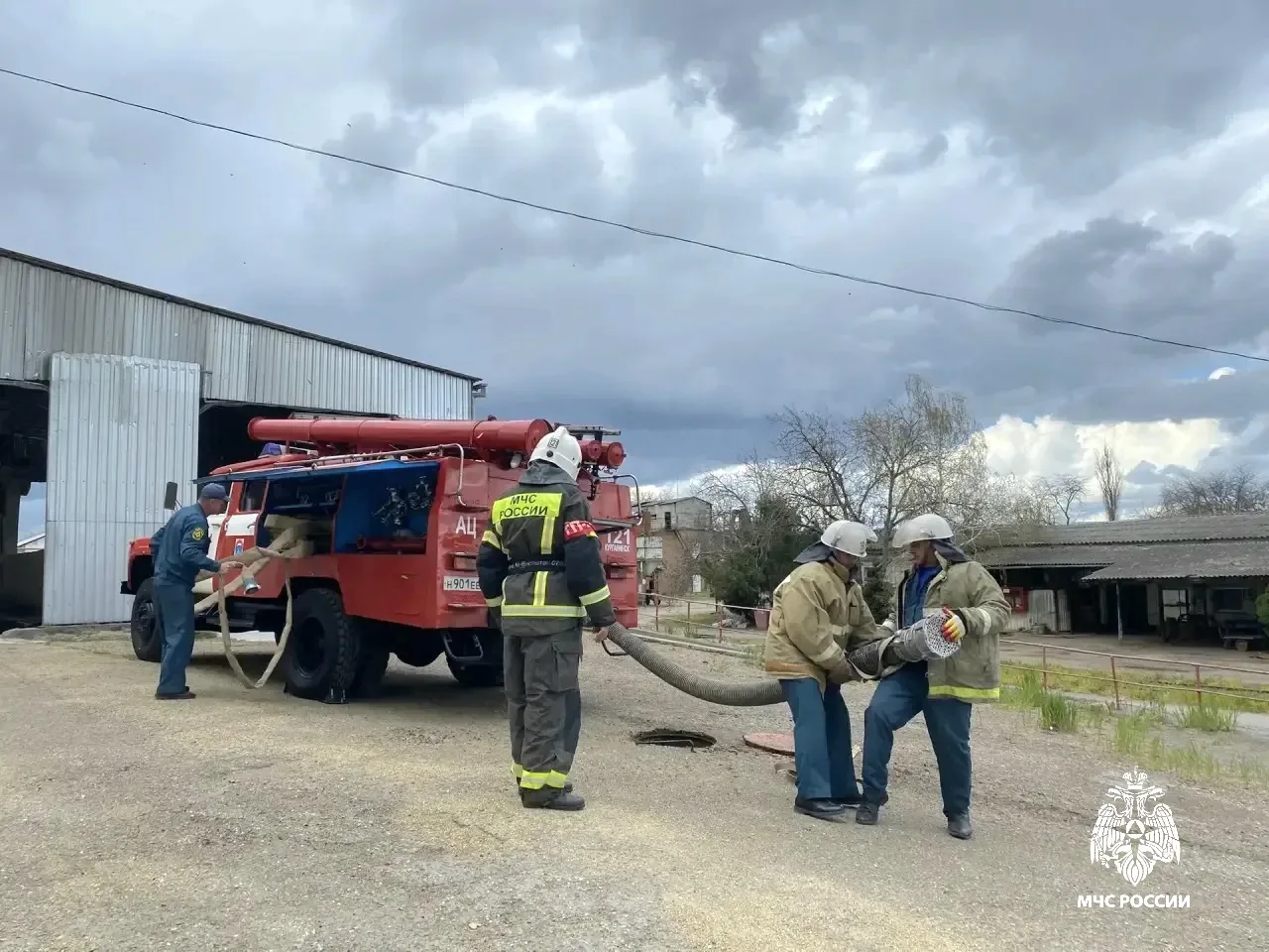 Учения по тушению пожара прошли на Курганинском элеваторе Учения по тушению пожара прошли на Курганинском элеваторе
