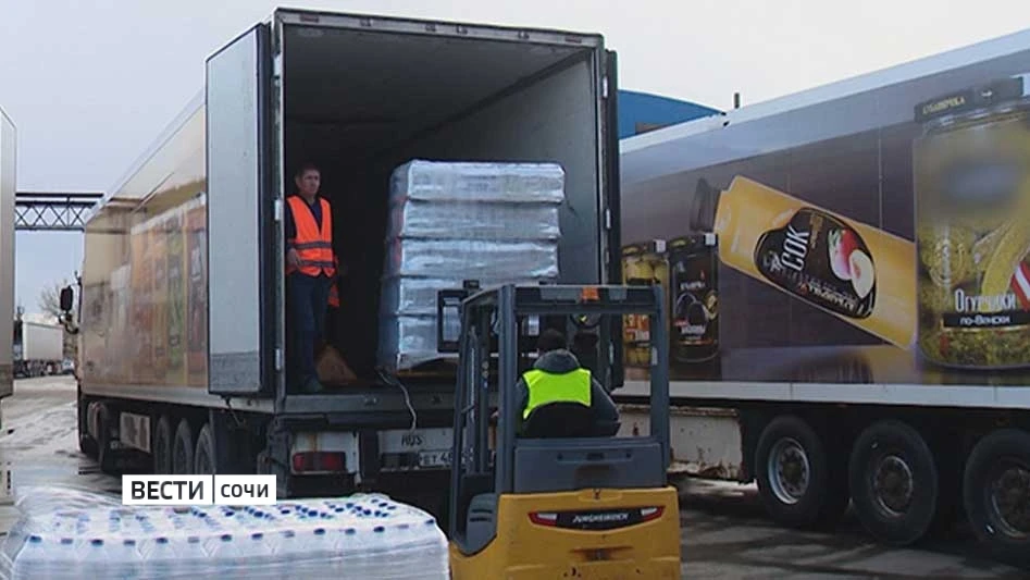 Из Краснодарского края в Махачкалу отправили 60 тонн гумпомощи для пострадавших от наводнения
