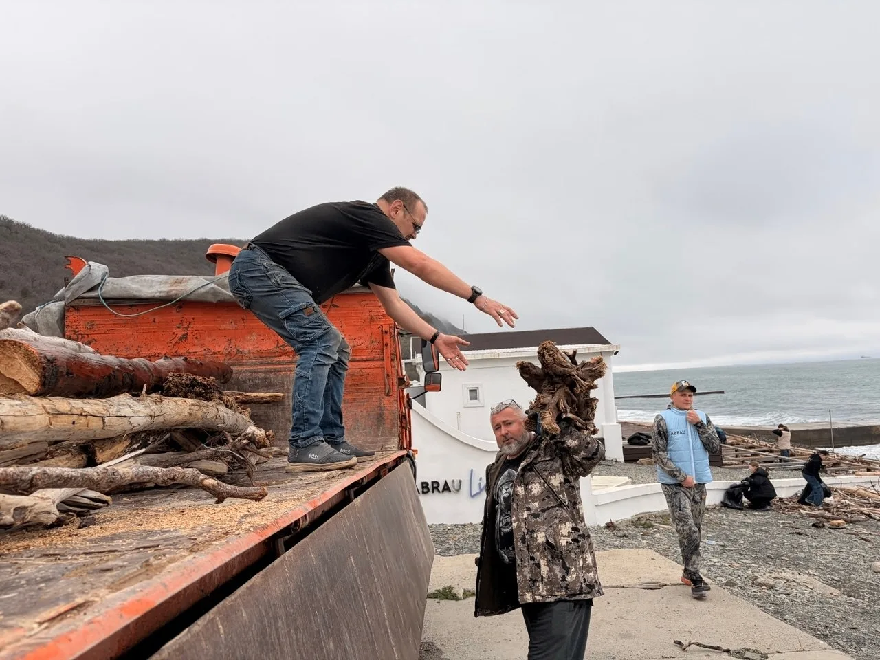 Субботник, согревший в пасмурный день: активисты из Абрау-Дюрсо и Новороссийска очистили морской берег от мусора Субботник, согревший в пасмурный день: активисты из Абрау-Дюрсо и Новороссийска очистили морской берег от мусора