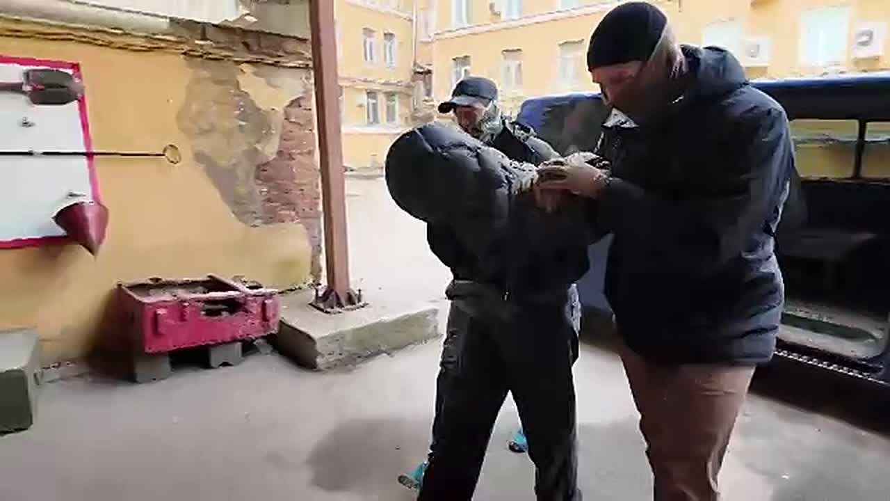 Трое человек пытались подорвать скутер в Москве, их задержали