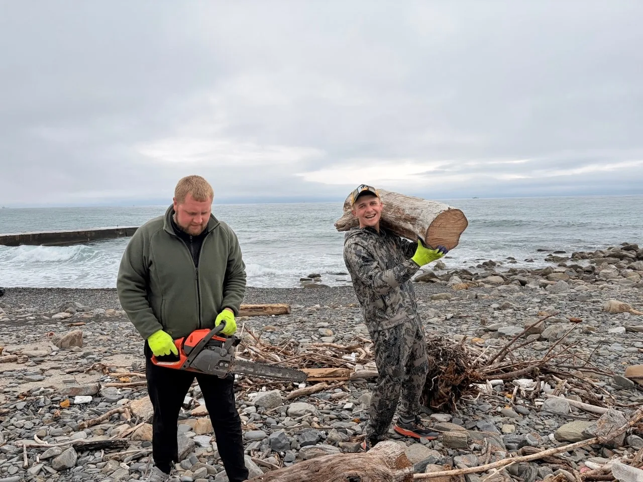 Субботник, согревший в пасмурный день: активисты из Абрау-Дюрсо и Новороссийска очистили морской берег от мусора