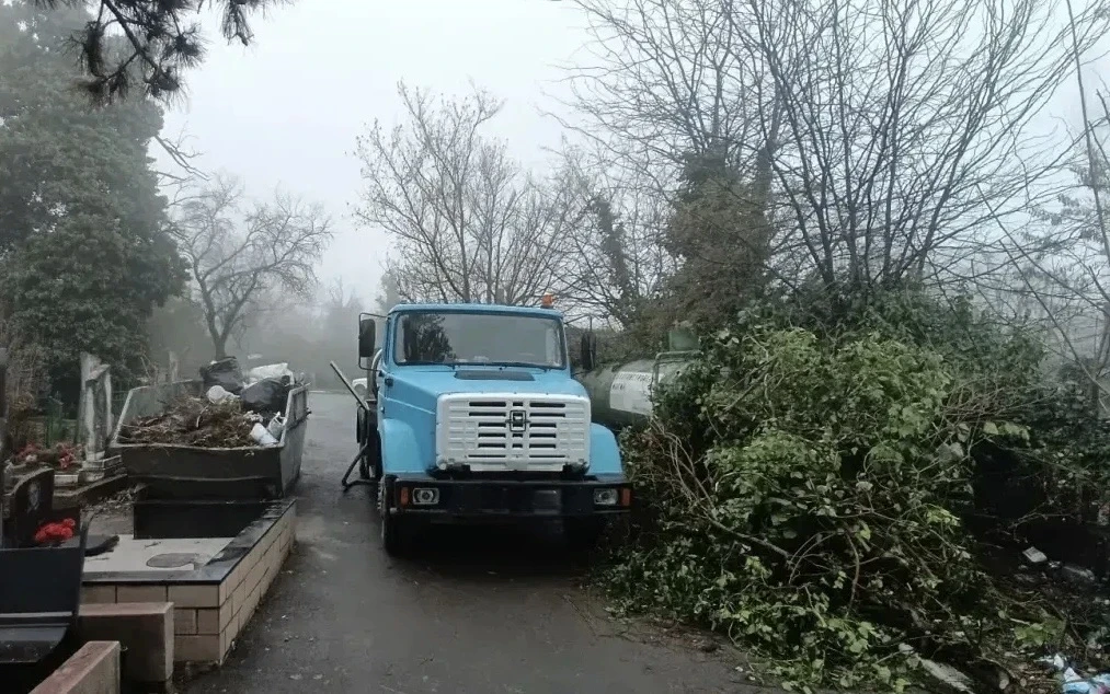 Новороссийск готовится к Радонице: на кладбищах наводят порядок, подготовлены дополнительные рейсы общественного транспорта Новороссийск готовится к Радонице: на кладбищах наводят порядок, подготовлены дополнительные рейсы общественного транспорта