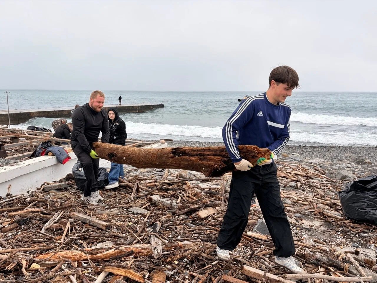 Субботник, согревший в пасмурный день: активисты из Абрау-Дюрсо и Новороссийска очистили морской берег от мусора Субботник, согревший в пасмурный день: активисты из Абрау-Дюрсо и Новороссийска очистили морской берег от мусора