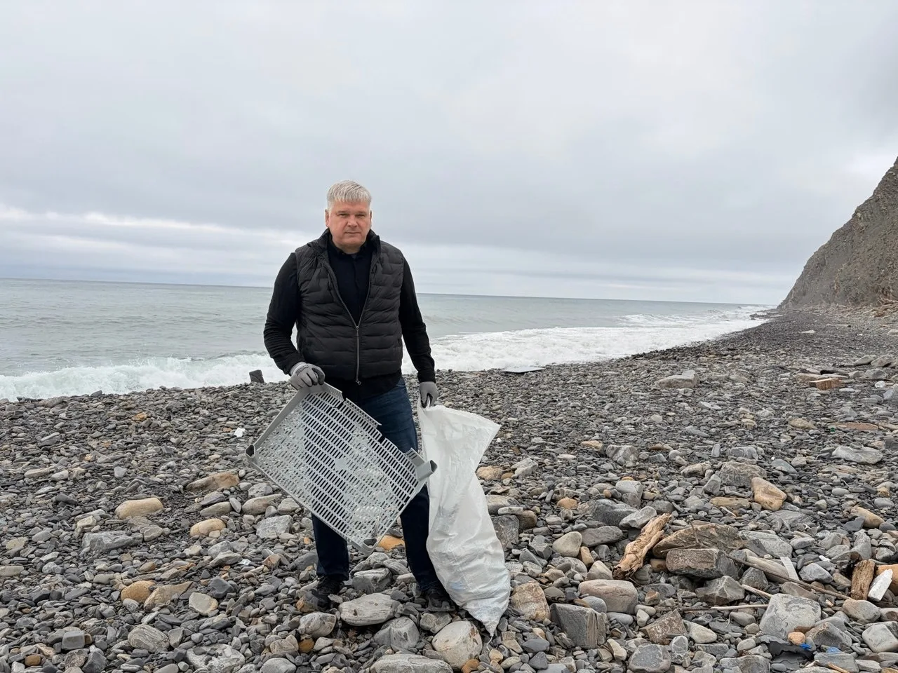 Субботник, согревший в пасмурный день: активисты из Абрау-Дюрсо и Новороссийска очистили морской берег от мусора Субботник, согревший в пасмурный день: активисты из Абрау-Дюрсо и Новороссийска очистили морской берег от мусора