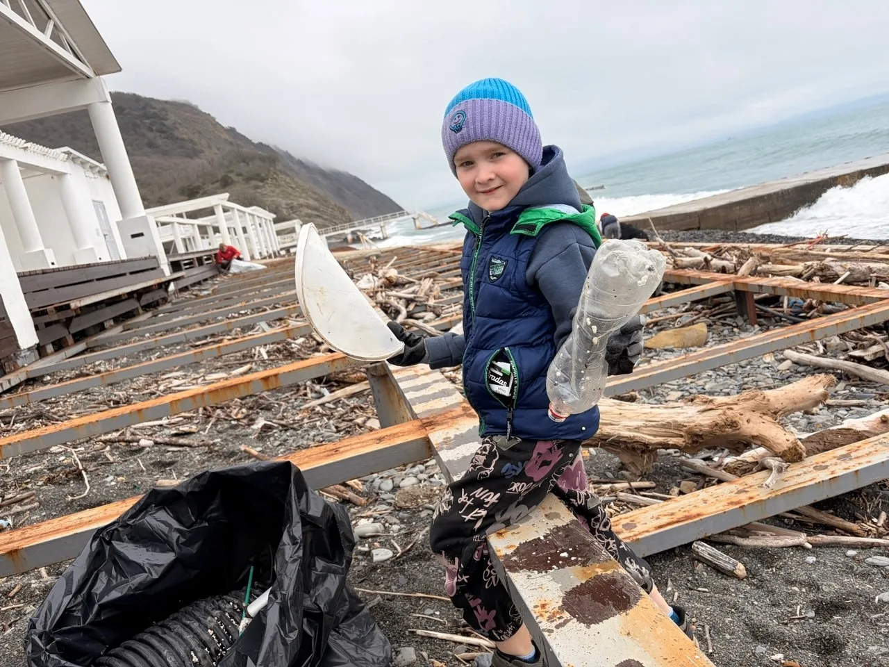 Субботник, согревший в пасмурный день: активисты из Абрау-Дюрсо и Новороссийска очистили морской берег от мусора Субботник, согревший в пасмурный день: активисты из Абрау-Дюрсо и Новороссийска очистили морской берег от мусора