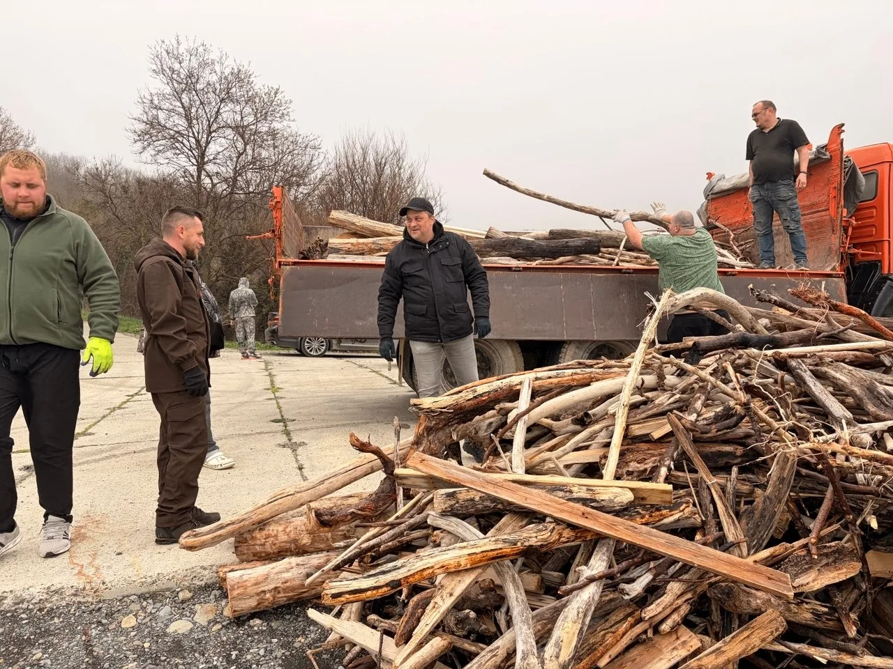 Субботник, согревший в пасмурный день: активисты из Абрау-Дюрсо и Новороссийска очистили морской берег от мусора Субботник, согревший в пасмурный день: активисты из Абрау-Дюрсо и Новороссийска очистили морской берег от мусора