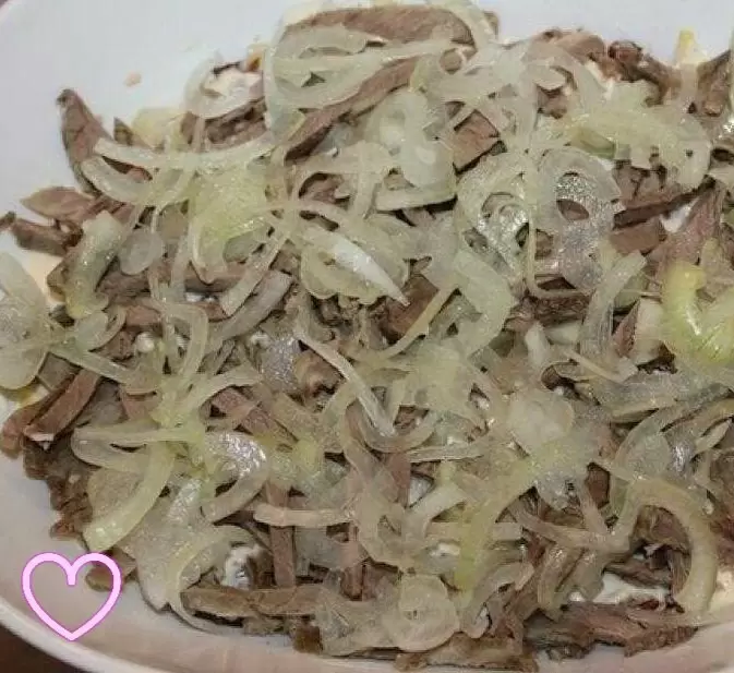 Салат из говядины и маринованного лука: ностальгия на тарелке