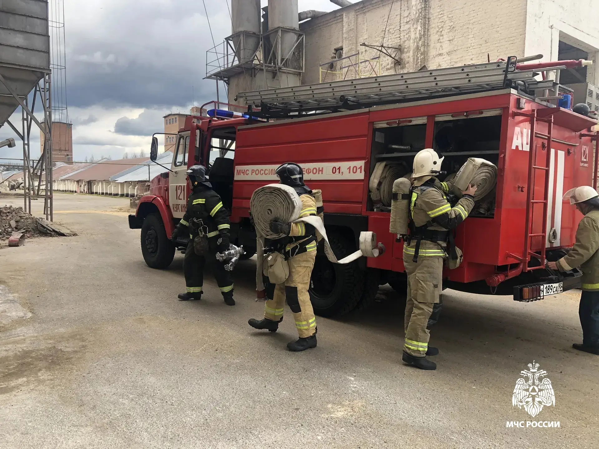 Учения по тушению пожара прошли на Курганинском элеваторе Учения по тушению пожара прошли на Курганинском элеваторе