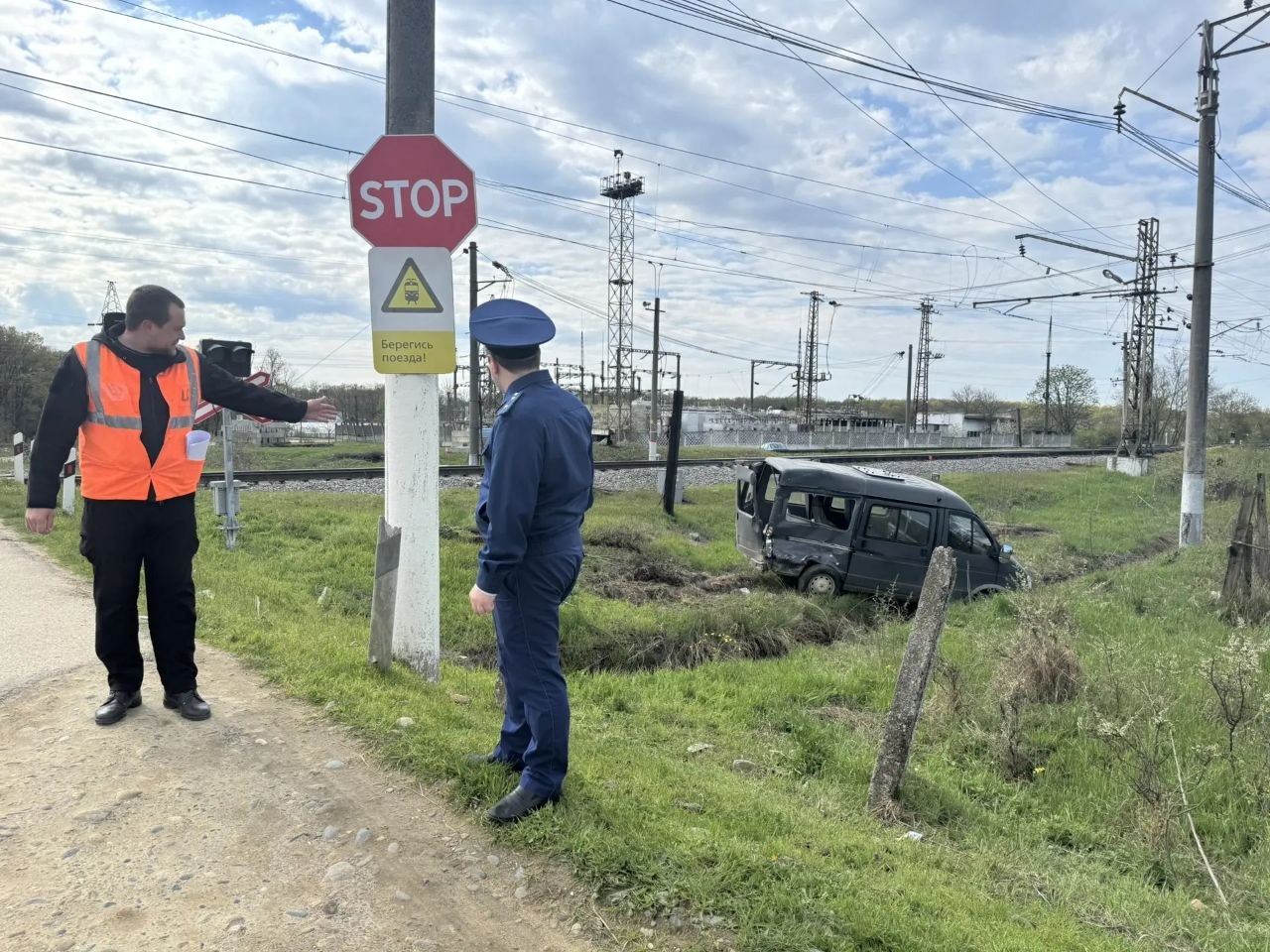Южной транспортной прокуратурой организована проверка по факту столкновения автомобиля с поездом в Краснодарском крае