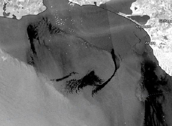 Ситуация ухудшается: Нефтяное пятно в море около Анапы разорвалось на части