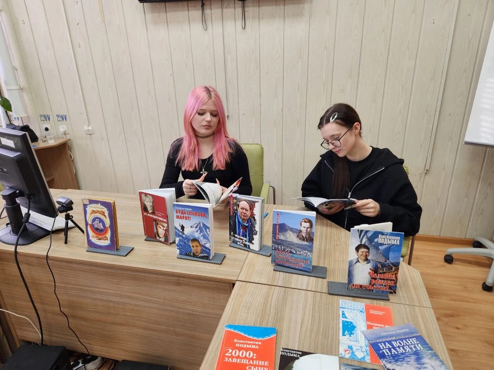 В Новороссийске на очередном заседании историко-патриотического клуба «Забвению не подлежит» студентов познакомили с творчеством Константина Подымы В Новороссийске на очередном заседании историко-патриотического клуба «Забвению не подлежит» студентов познакомили с творчеством Константина Подымы