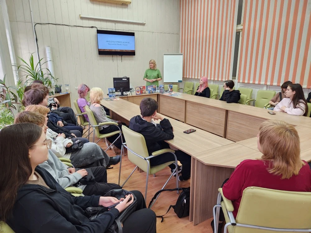 В Новороссийске на очередном заседании историко-патриотического клуба «Забвению не подлежит» студентов познакомили с творчеством Константина Подымы В Новороссийске на очередном заседании историко-патриотического клуба «Забвению не подлежит» студентов познакомили с творчеством Константина Подымы