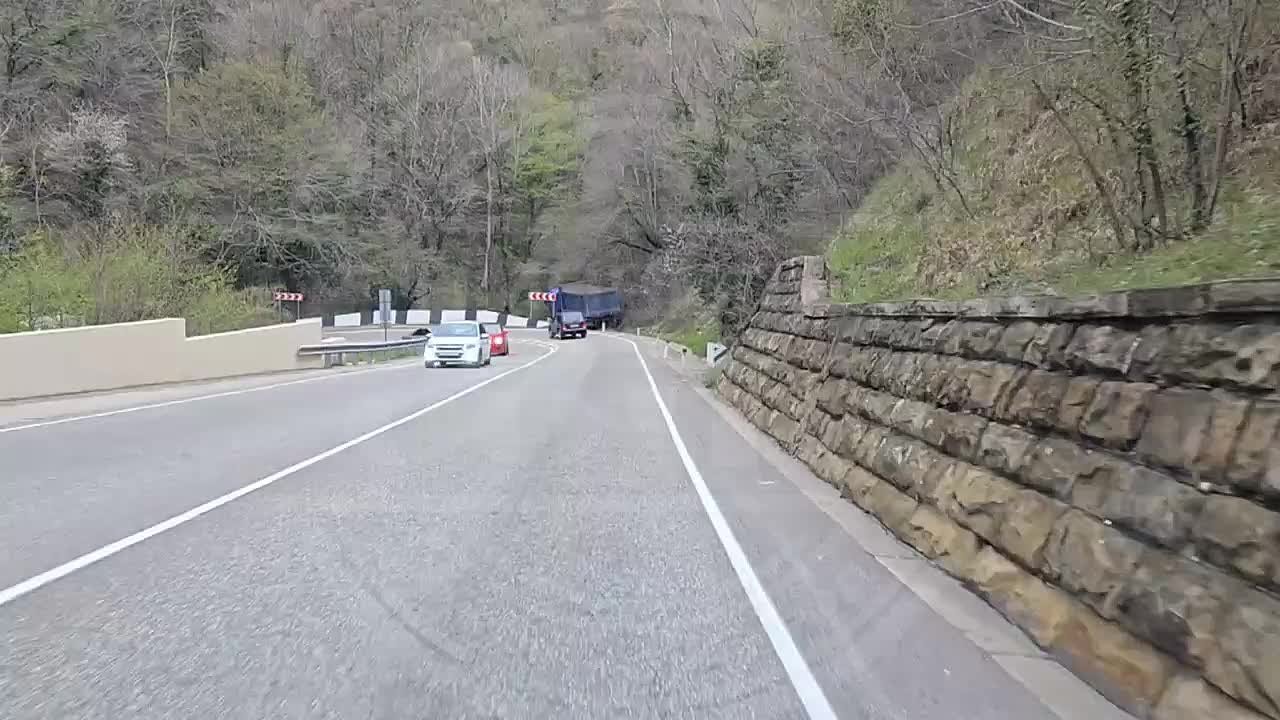 Водитель прыгнул на ходу из неуправляемой фуры на перевале под Туапсе