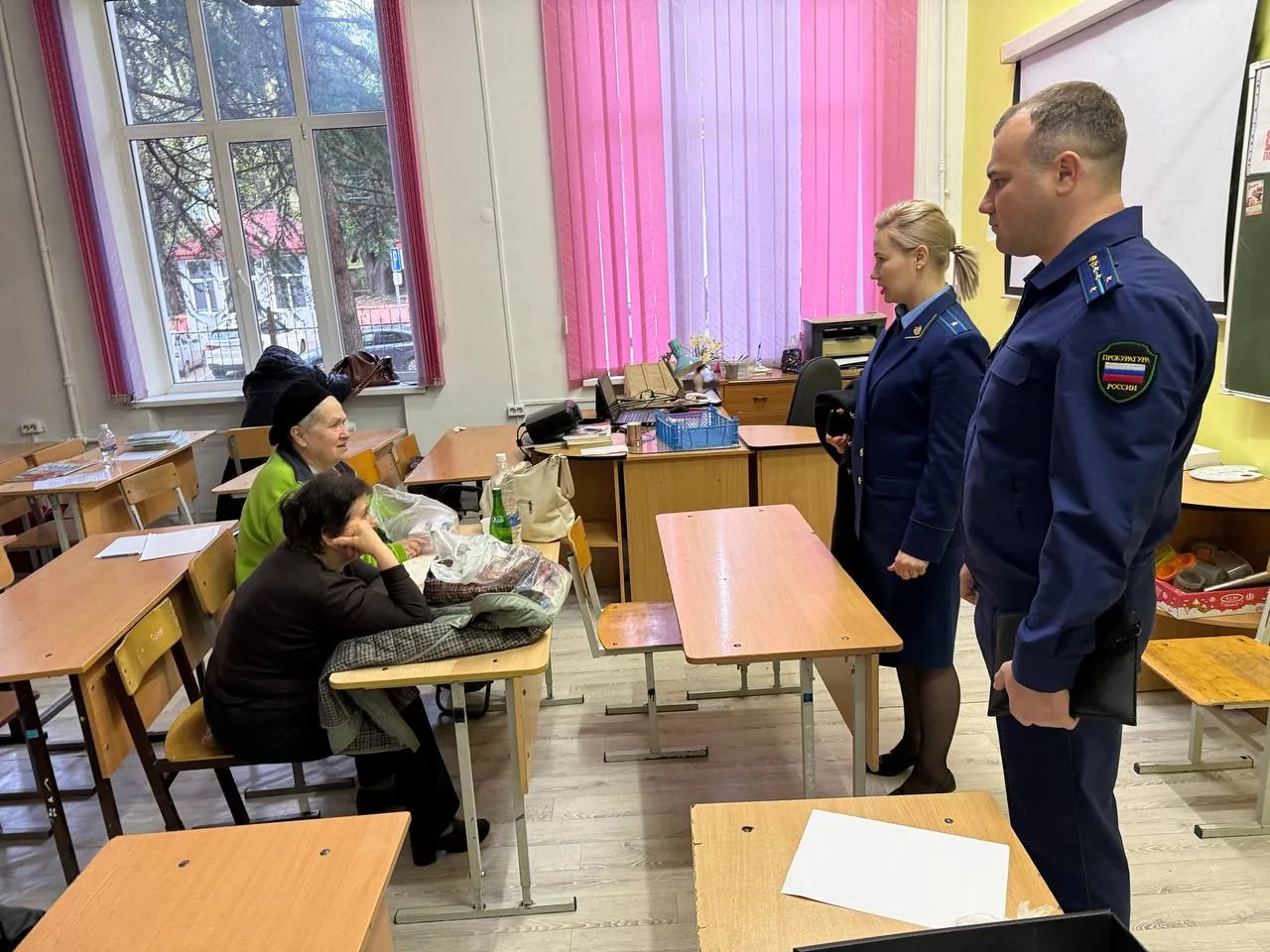 На контроле Туапсинской межрайонной прокуратуры находится вопрос условий проживания граждан, размещенных в пункте временного размещения после ночной атаки БПЛА