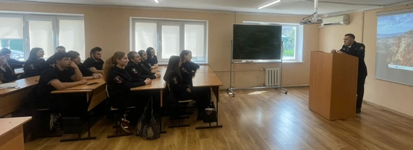 Следователи транспортной полиции встретились со студентами-правоведами в Краснодарском кооперативном институте Следователи транспортной полиции встретились со студентами-правоведами в Краснодарском кооперативном институте