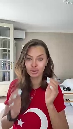 «Я не оппозиционер, я с народом России»: заплаканная Боня поблагодарила Пескова, сидя в Монако в футболке Турции