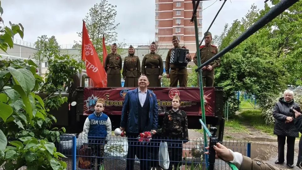 В преддверии Дня Победы в Краснодаре стартовали концерты у домов участников Великой Отечественной войны В преддверии Дня Победы в Краснодаре стартовали концерты у домов участников Великой Отечественной войны