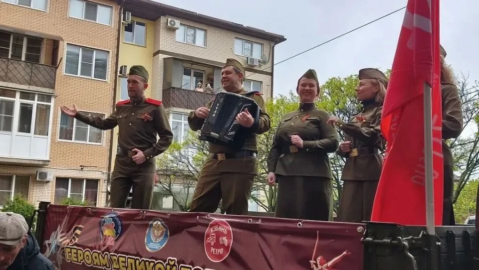В преддверии Дня Победы в Краснодаре стартовали концерты у домов участников Великой Отечественной войны В преддверии Дня Победы в Краснодаре стартовали концерты у домов участников Великой Отечественной войны