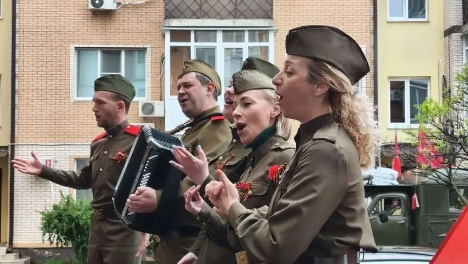 В преддверии Дня Победы в Краснодаре стартовали концерты у домов участников Великой Отечественной войны В преддверии Дня Победы в Краснодаре стартовали концерты у домов участников Великой Отечественной войны