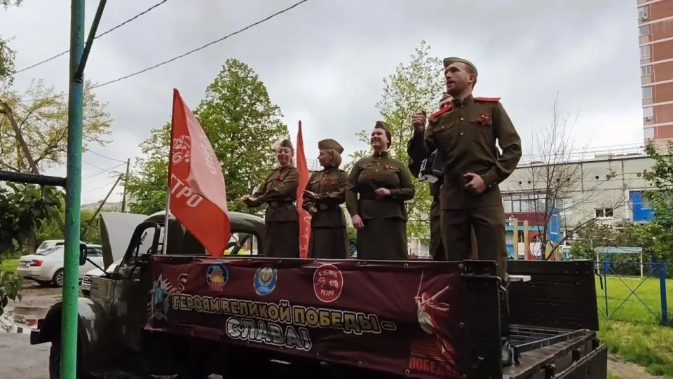 В преддверии Дня Победы в Краснодаре стартовали концерты у домов участников Великой Отечественной войны В преддверии Дня Победы в Краснодаре стартовали концерты у домов участников Великой Отечественной войны