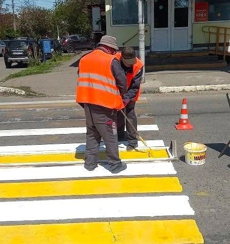 Сотрудники МБУ "ККБУ" г. Ейска под руководством директора Кирилла Галиаскарова обновляют дорожную разметку на улицах города для поддержания безопасности движения и сохранения видимости в соответствии с нормативными... Сотрудники МБУ "ККБУ" г. Ейска под руководством директора Кирилла Галиаскарова обновляют дорожную разметку на улицах города для поддержания безопасности движения и сохранения видимости в соответствии с нормативными...