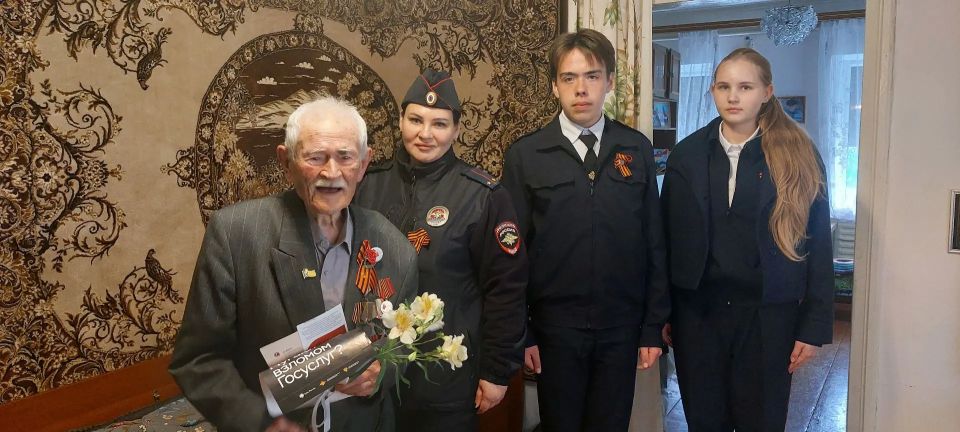 Сотрудники полиции и учащиеся «полицейского класса» поздравили ветеранов Великой Отечественной войны и тружеников тыла с Днем Победы Сотрудники полиции и учащиеся «полицейского класса» поздравили ветеранов Великой Отечественной войны и тружеников тыла с Днем Победы