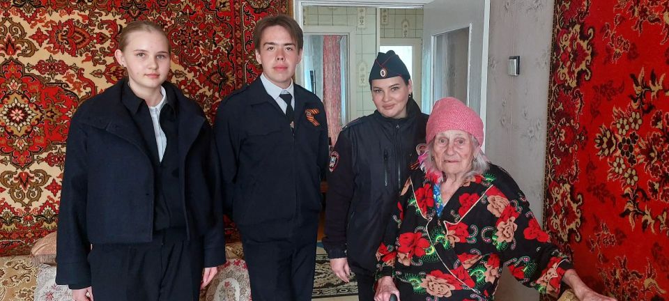 Сотрудники полиции и учащиеся «полицейского класса» поздравили ветеранов Великой Отечественной войны и тружеников тыла с Днем Победы