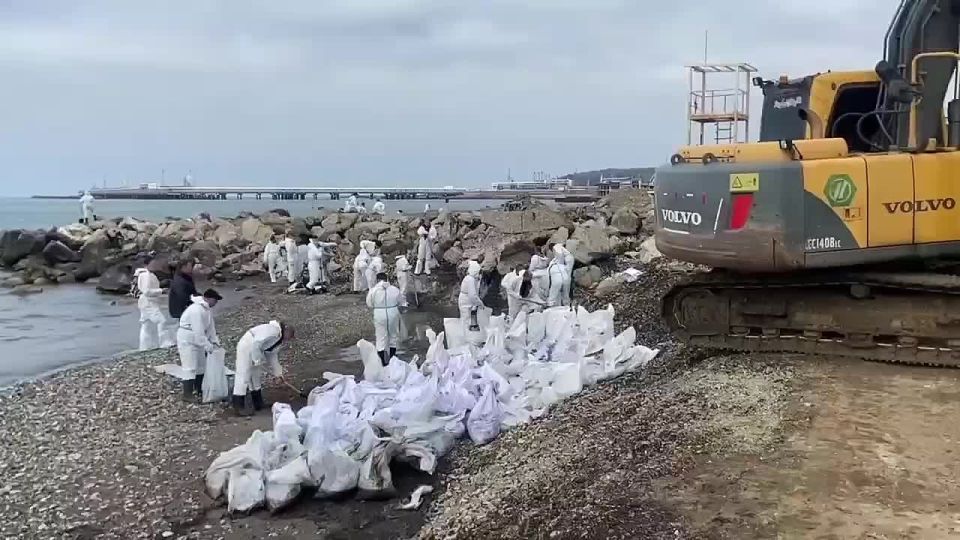 В Туапсе собрали почти 19 тысяч кубометров загрязненного мазутом грунта и водомазутной смеси