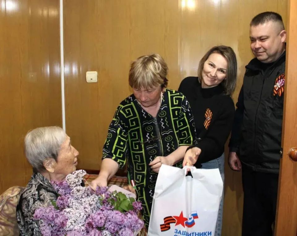 Транспортные полицейские Херсонской области поздравили с наступающим Днем Победы детей Великой Отечественной войны Транспортные полицейские Херсонской области поздравили с наступающим Днем Победы детей Великой Отечественной войны