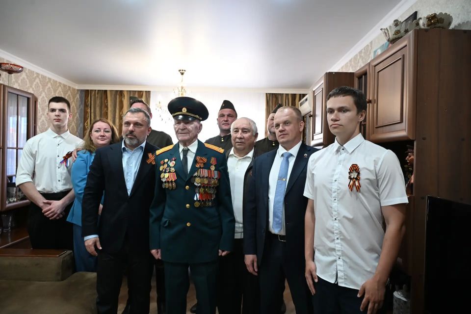Глава Ейского района Роман Бублик и депутат Госдумы Дмитрий Лоцманов поздравили ветеранов Великой Отечественной войны с предстоящим Днем Победы Глава Ейского района Роман Бублик и депутат Госдумы Дмитрий Лоцманов поздравили ветеранов Великой Отечественной войны с предстоящим Днем Победы