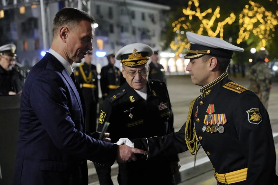 Андрей Кравченко: Совместно с командиром Новороссийской военно-морской базы контр-адмиралом Виктором Николаевичем Кочемазовым вручили военнослужащим Новороссийского гарнизона государственные награды, присвоенные Указом...