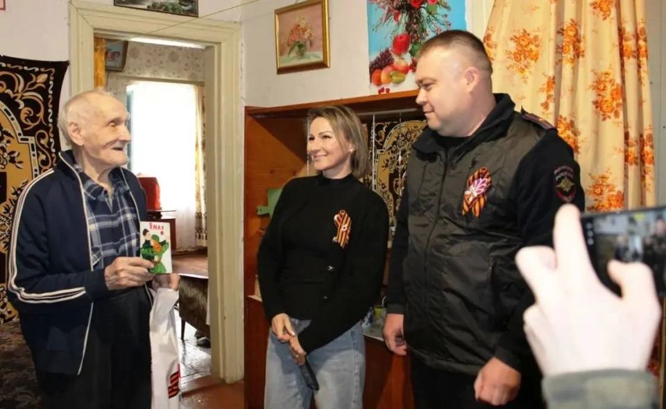 Транспортные полицейские Херсонской области поздравили с наступающим Днем Победы детей Великой Отечественной войны Транспортные полицейские Херсонской области поздравили с наступающим Днем Победы детей Великой Отечественной войны