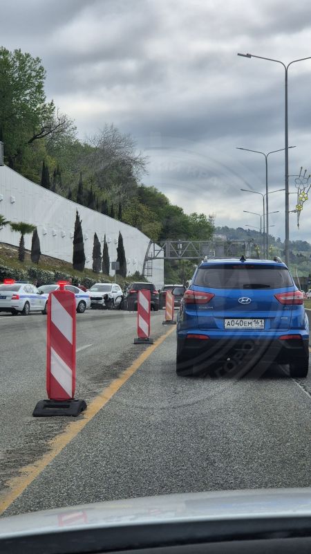 Массовая авария на выезде из Адлера: движение затруднено Массовая авария на выезде из Адлера: движение затруднено
