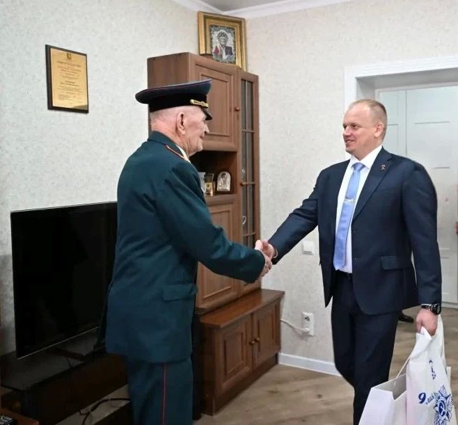 Глава Ейского района Роман Бублик и депутат Госдумы Дмитрий Лоцманов поздравили ветеранов Великой Отечественной войны с предстоящим Днем Победы Глава Ейского района Роман Бублик и депутат Госдумы Дмитрий Лоцманов поздравили ветеранов Великой Отечественной войны с предстоящим Днем Победы