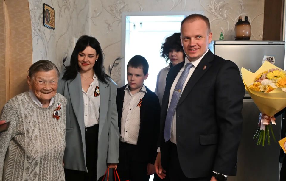 Глава Ейского района Роман Бублик и депутат Госдумы Дмитрий Лоцманов поздравили ветеранов Великой Отечественной войны с предстоящим Днем Победы Глава Ейского района Роман Бублик и депутат Госдумы Дмитрий Лоцманов поздравили ветеранов Великой Отечественной войны с предстоящим Днем Победы