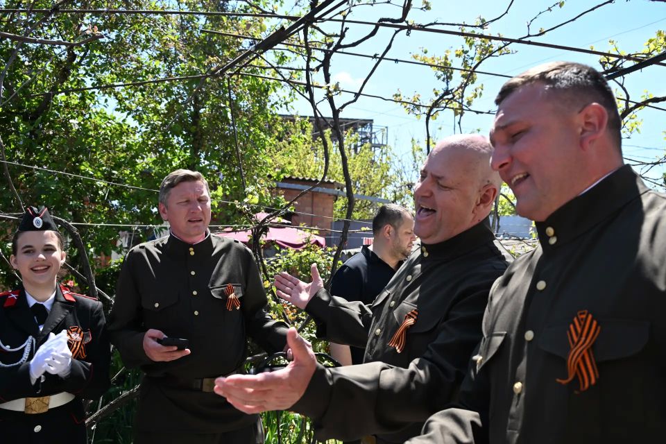 Глава Ейского района Роман Бублик и депутат Госдумы Дмитрий Лоцманов поздравили ветеранов Великой Отечественной войны с предстоящим Днем Победы Глава Ейского района Роман Бублик и депутат Госдумы Дмитрий Лоцманов поздравили ветеранов Великой Отечественной войны с предстоящим Днем Победы