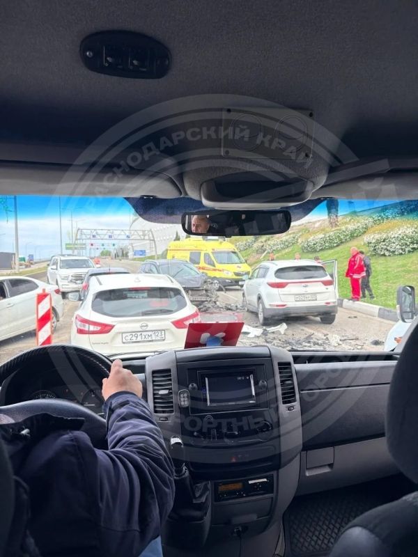 Массовая авария на выезде из Адлера: движение затруднено Массовая авария на выезде из Адлера: движение затруднено
