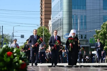 В честь 81-й годовщины Великой Победы краснодарцы возложили цветы к Вечному огню